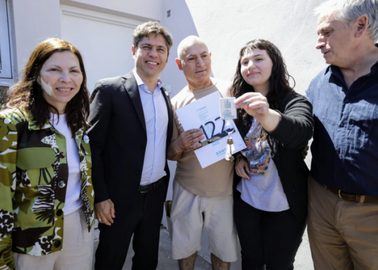 Kicillof entregó viviendas para familias de Chascomús