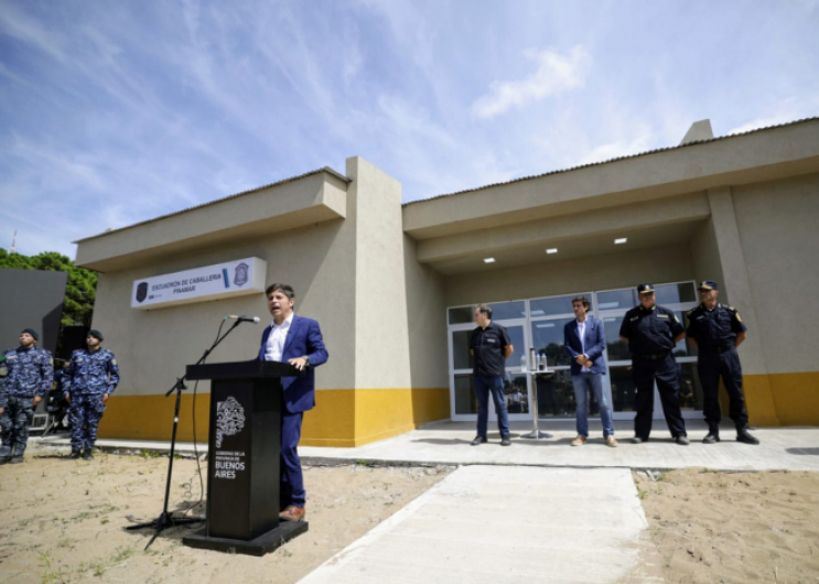 Kicillof encabezó la inauguración de un polo logístico y escuadrón de caballería en Pinamar