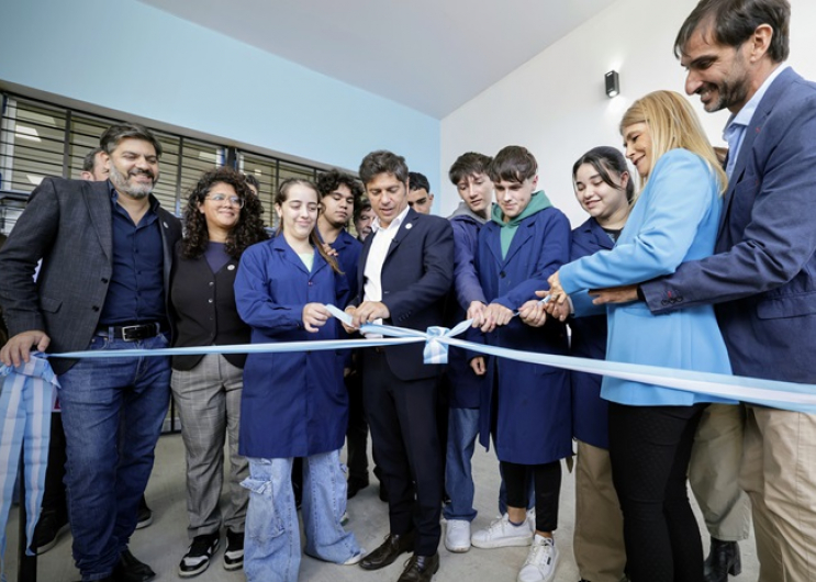 El Gobernador durante la inauguración del nuevo establecimiento