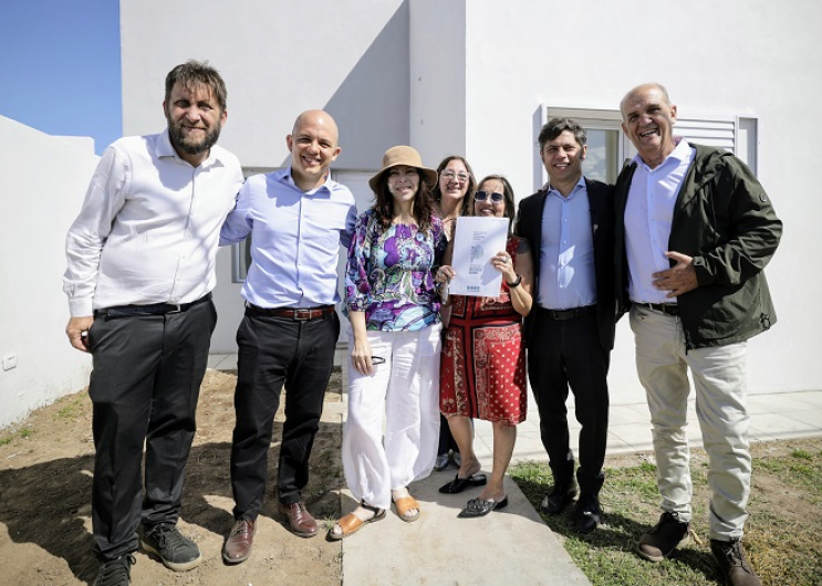 El Gobernador durante la entrega de viviendas