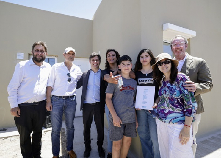 Kicillof entregó viviendas e inauguró infraestructura educativa y de salud