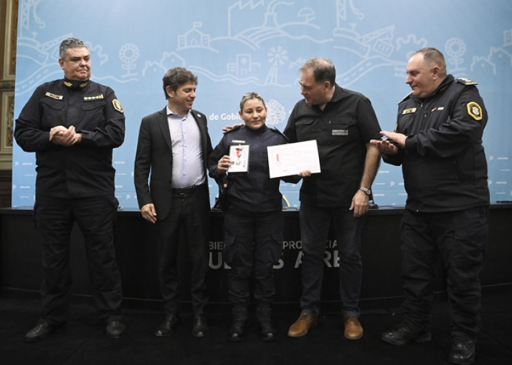 Kicillof entregó condecoraciones a oficiales de la policía provincial