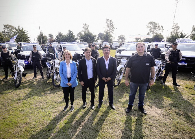 Kicillof entregó vehículos policiales e inauguró una nueva base de la Fuerza Barrial de Aproximación