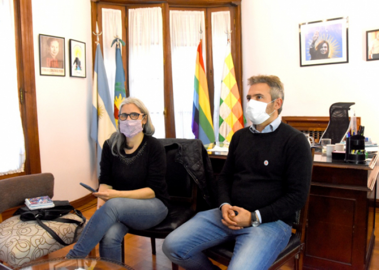 Foto del subsecretario junto a la directora escuchando el veredicto