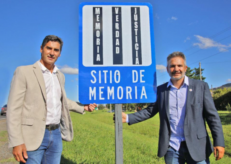 El Subsecretario Moreno junto a Y Zurieta de Vialidad junto al cartel que indica Sitio de Memoria