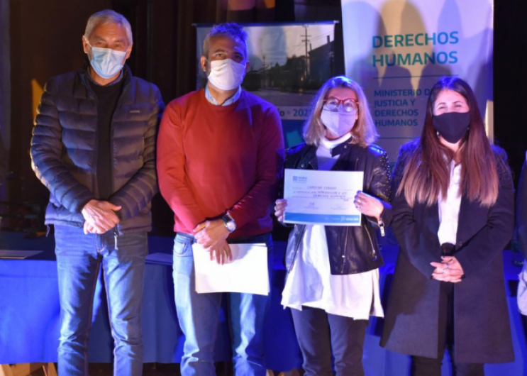 Foto de una estudiante junto a las autoridades