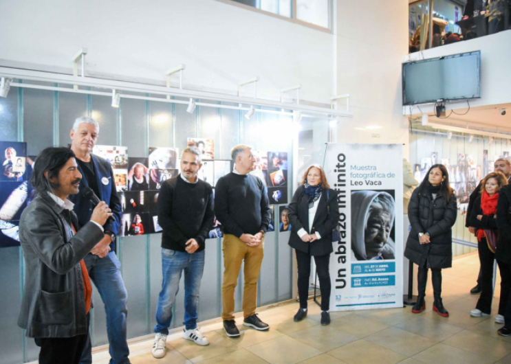 Se inauguró la muestra fotográfica “Un abrazo infinito”