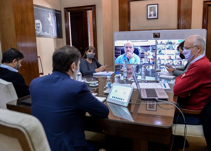 Kicillof y gabinete durante la reunión con intendentes