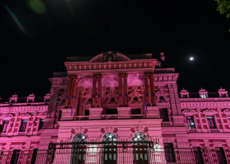 Iluminan de rosa la Casa de Gobierno