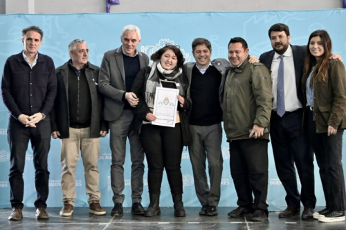 Kicillof entregó escrituras a familias de Berisso