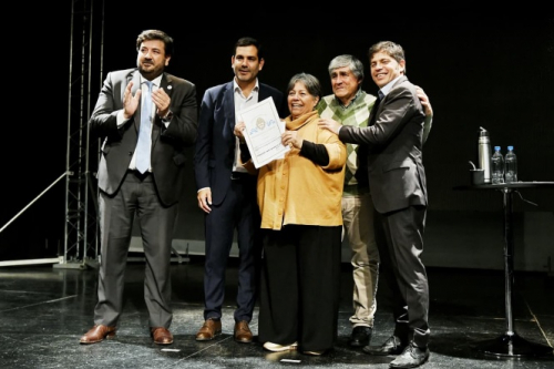 Kicillof entregó 299 escrituras gratuitas a familias de Dolores
