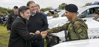 Kicillof inauguró dos bases policiales y entregó patrulleros para fortalecer la seguridad