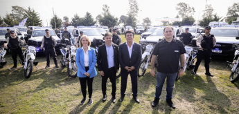 Kicillof entregó vehículos policiales e inauguró una nueva base de la Fuerza Barrial de Aproximación