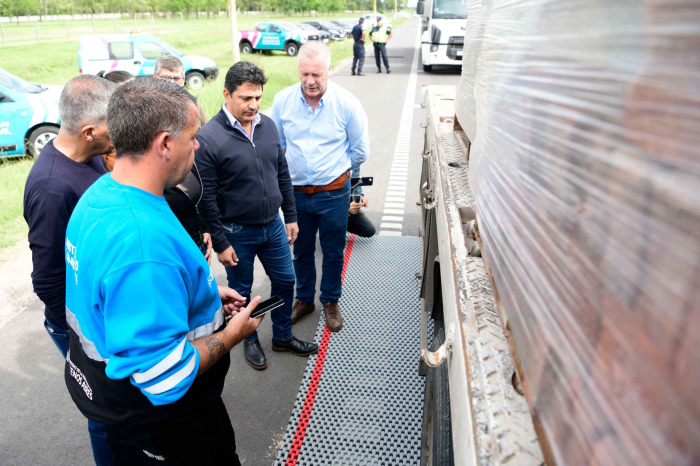 El Ministro Marinucci junto a los agentes fiscalizadores en Ezeiza.
