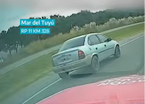 El conductor hablaba por el celular por el carril rápido de la Ruta 11, KM 328. 