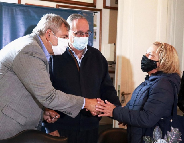 Jorge D'Onofrio entregando Pases Libres Multimodales en Tandil.