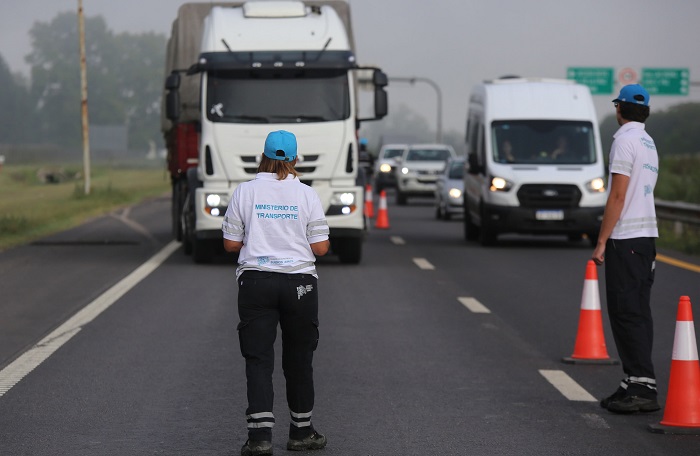 La sobrecarga rompe rutas, trae inseguridad vial y quita recursos al Estado.