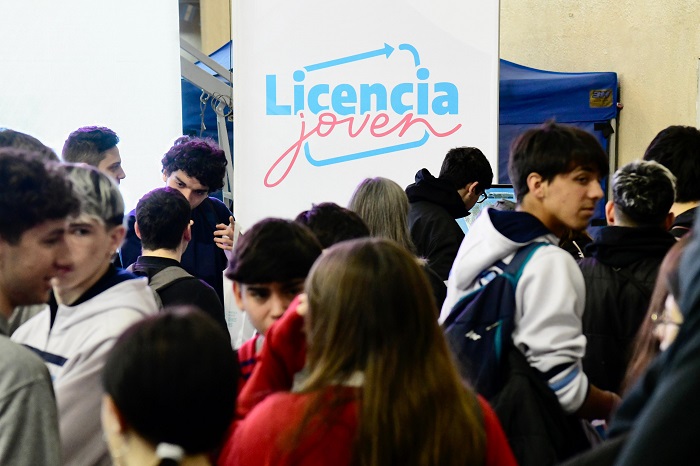 Estudiantes de 5° y 6° año en la bajada de Licencia Joven en Mar del Plata.