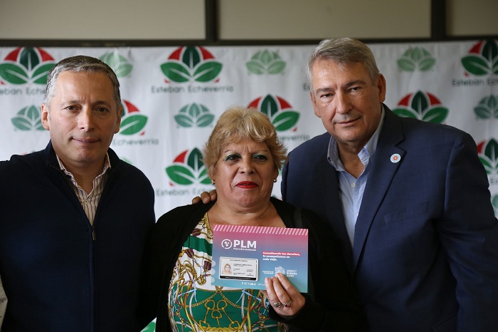 El Ministro D'Onofrio junto a Fernando Gray y una vecina con su PLM.