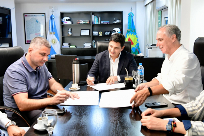 Marinucci, Arteaga y Caggiano en la firma del convenio.