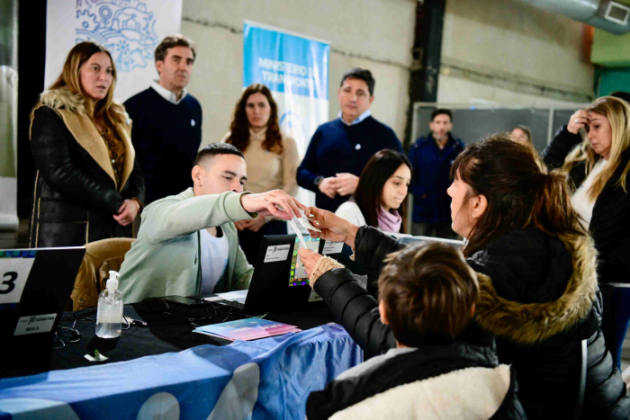 Marinucci y Boto y autoridades con vecinos en el PLM Móvil.