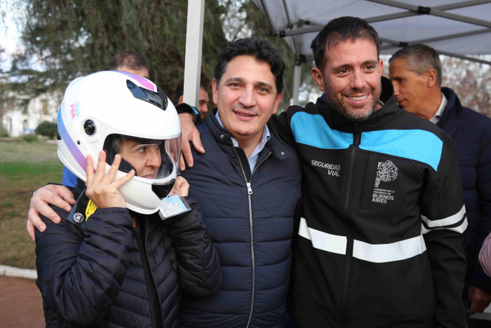 El Ministro Marinucci y el Intendente Spinolo junto a una vecina de Tres Lomas.