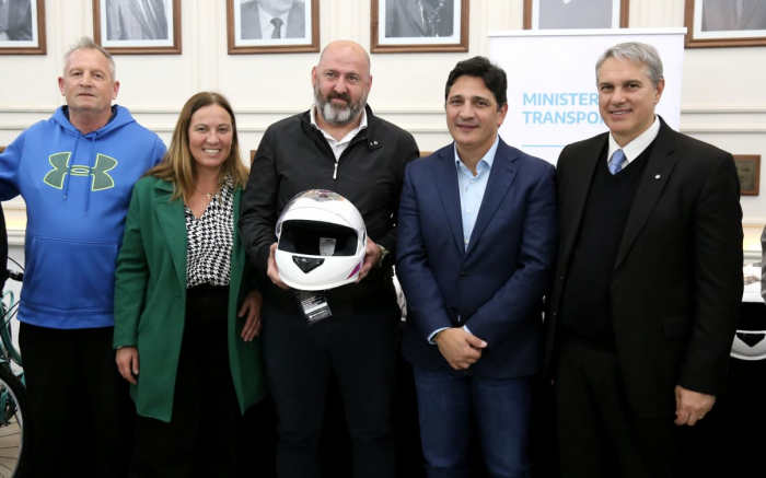 Marinucci, Arata y Golía en la entrega de cascos en Chacabuco.