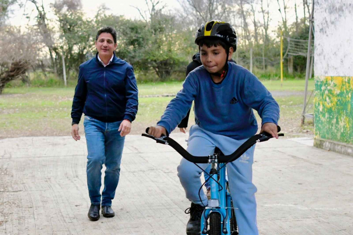 El Ministro Marinucci entregó bicicletas a alumnos de Zárate.