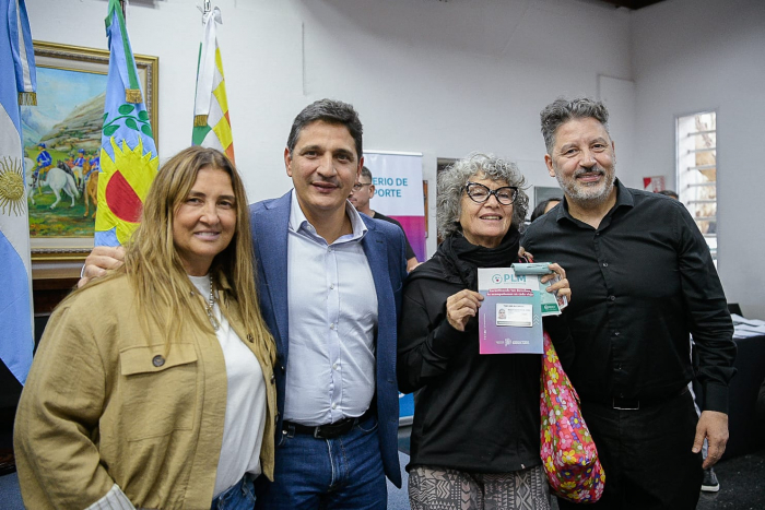 Marinucci junto a Gustavo y Karina Menéndez y vecinos del distrito.