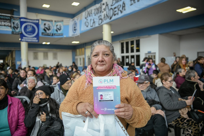 Más de 800 vecinos y vecinas paceños recibieron su PLM.