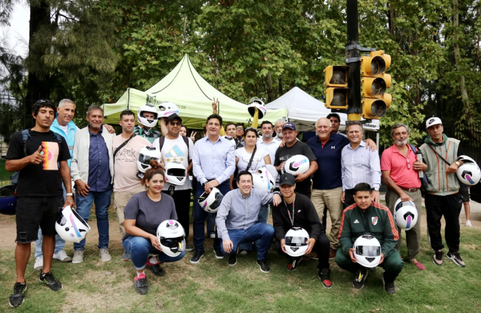 El Ministro Marinucci junto al Intendente Nardini y vecinos de Malvinas.