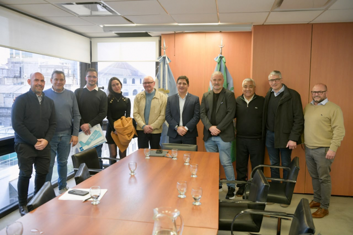 Marinucci junto a Poletti, Sainzo y Salaza y representantes de Vía Rosario.