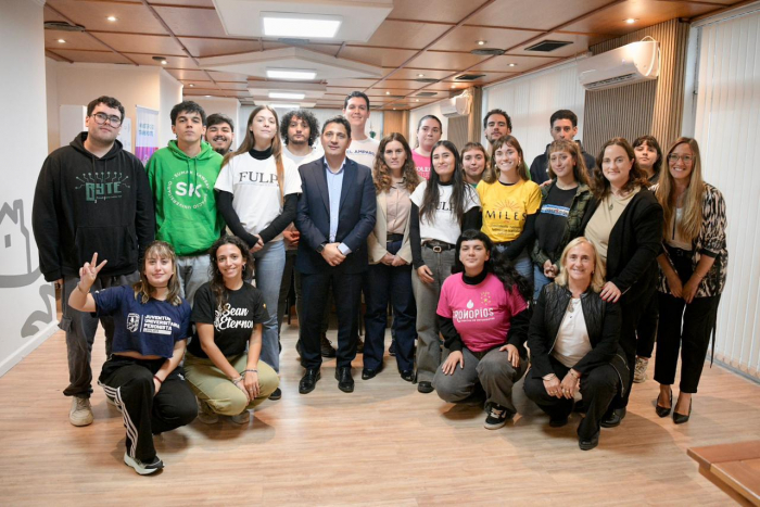 Marinucci, Passo, Mayol y Botti con las y los estudiantes