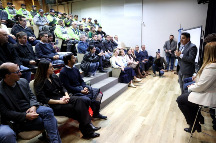 El Ministro de Transporte impulsando el fortalecimiento de la seguridad vial. El Ministro de Transporte impulsando el fortalecimiento de la seguridad vial.
