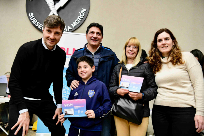 Marinucci, Ghi y Botti junto a vecinos y vecinas de Morón.