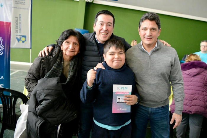 Marinucci junto a Nardini y familiares de Malvinas con su PLM.