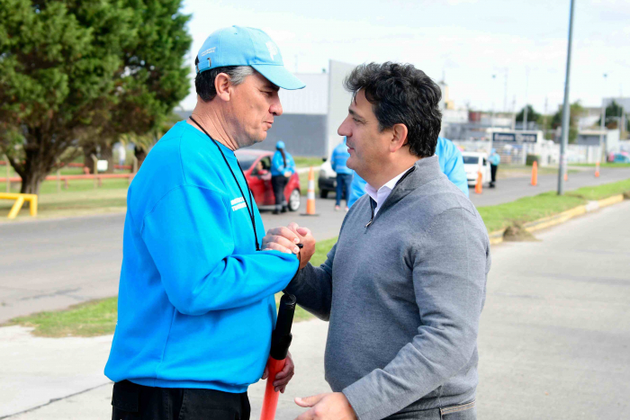 El Ministro Marinucci supervisando los trabajos de seguridad vial.